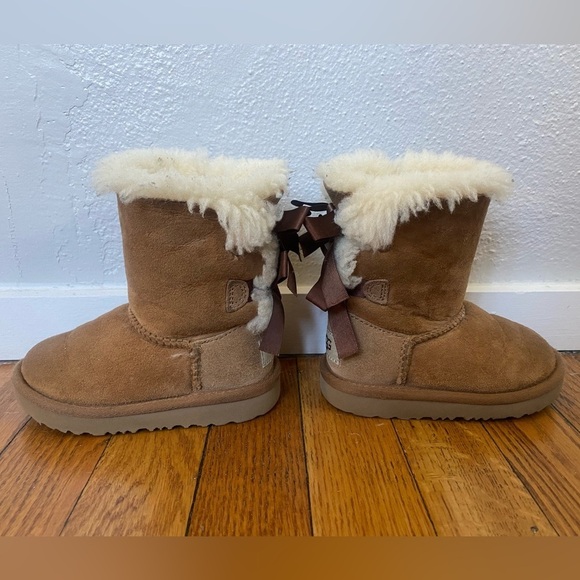 UGG Toddler Bailey Bow Kids Chestnut Shearling Boots - Picture 3 of 9